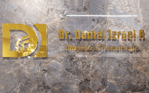 Rótulo en acrílico dorado